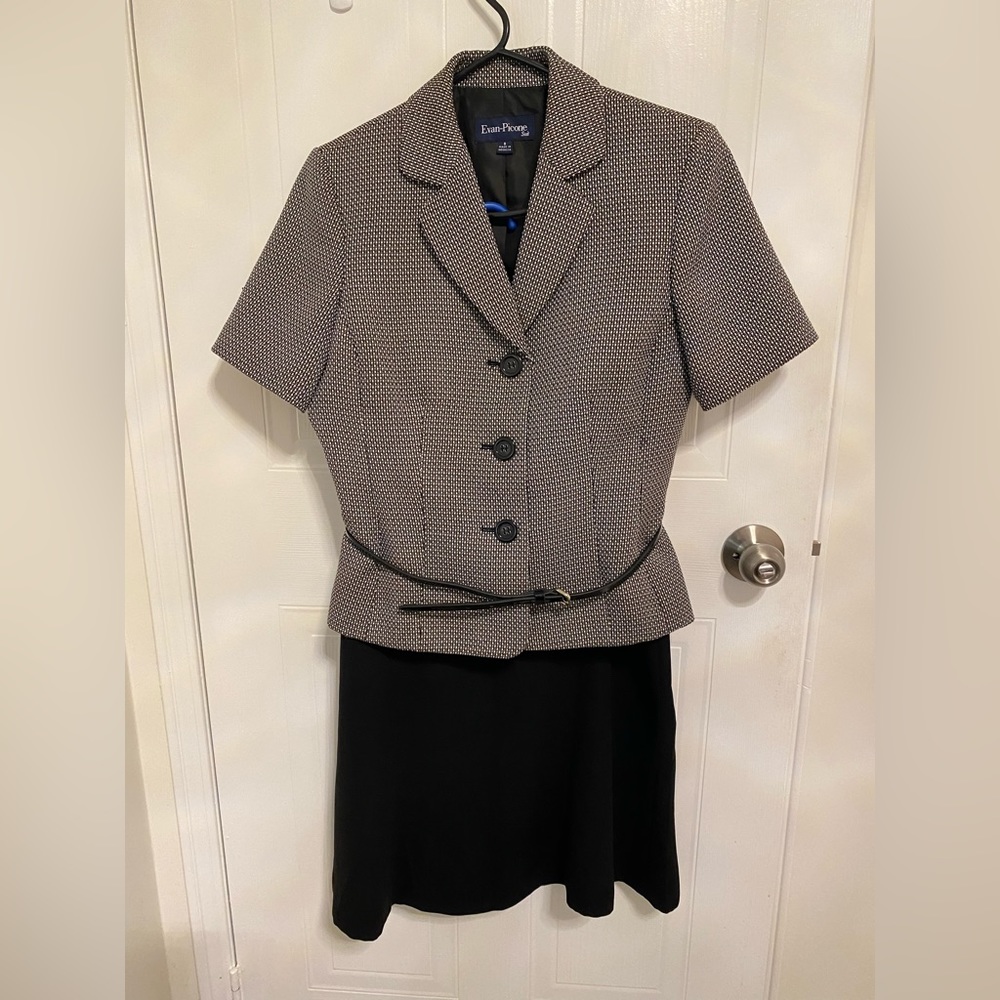 Women suit (skirt,short jacket) size medium -8